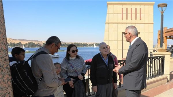 جولة محافظ أسوان على الكورنيش وتهنئة الأخوة المسيحيين من والزائرين من المصريين والأفواج السياحية