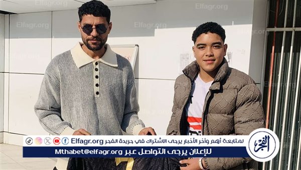 مصطفى شلبي يستقبل المشجع الزملكاوي صاحب اللافتة المثيرة للجدل ويهديه قميص الزمالك